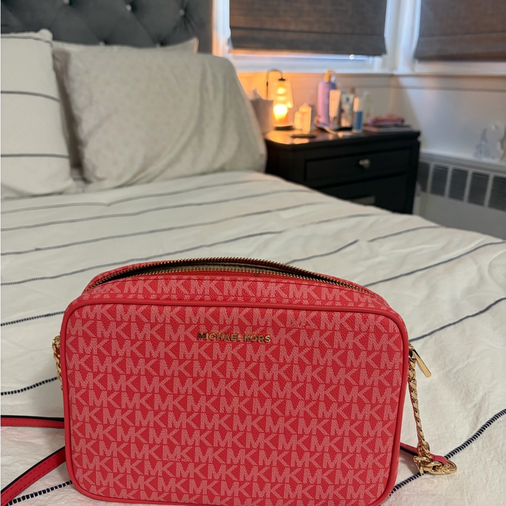 Michael Kors Jet Set Large East West Crossbody – Coral MK Logo – Gold Chain - Picture 2 of 4
